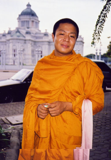 Ho Tam, Posing (Bangkok), 2002